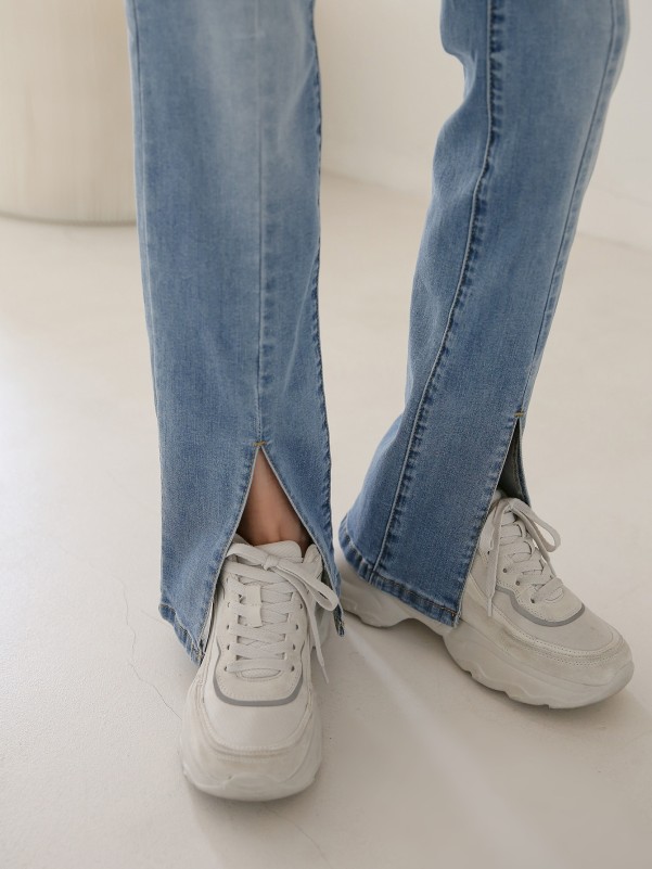جينز بأرجل مستقيمة وحاشية مقسمة