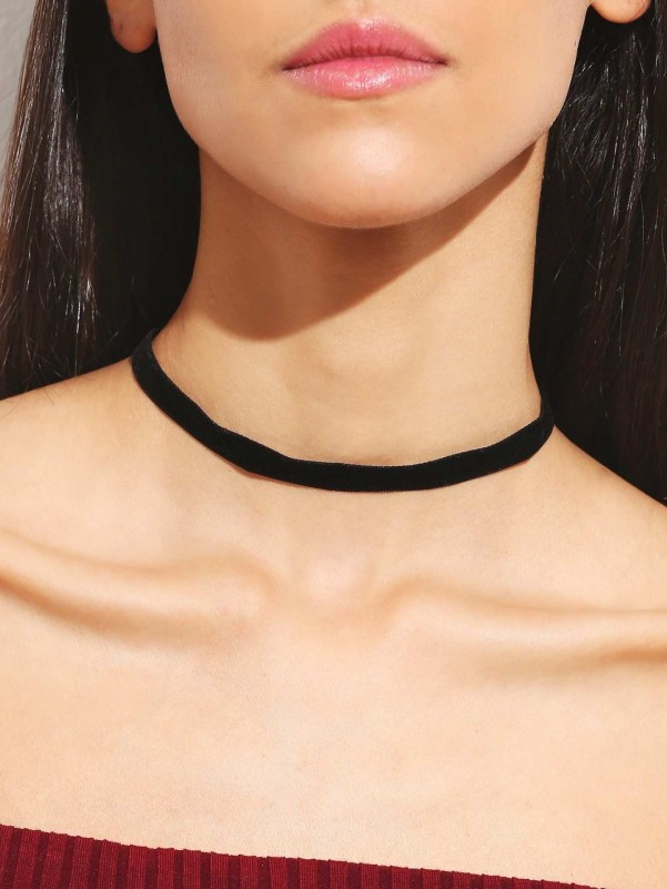 Skinny black velvet sale choker