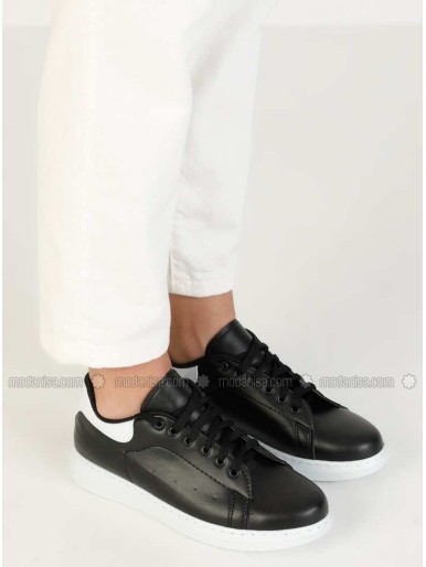أحذية رياضية سوداء بيضاء Ayakkabı Modası
