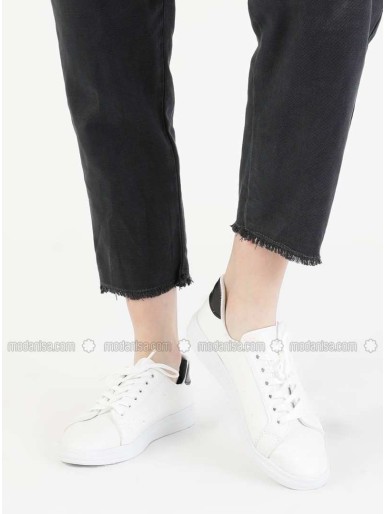 أحذية رياضية سوداء بيضاء