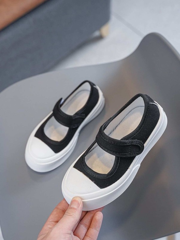 Flat shoes with velcro strap for girls