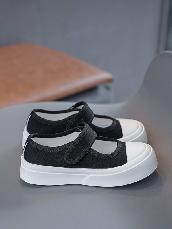 Flat shoes with velcro strap for girls