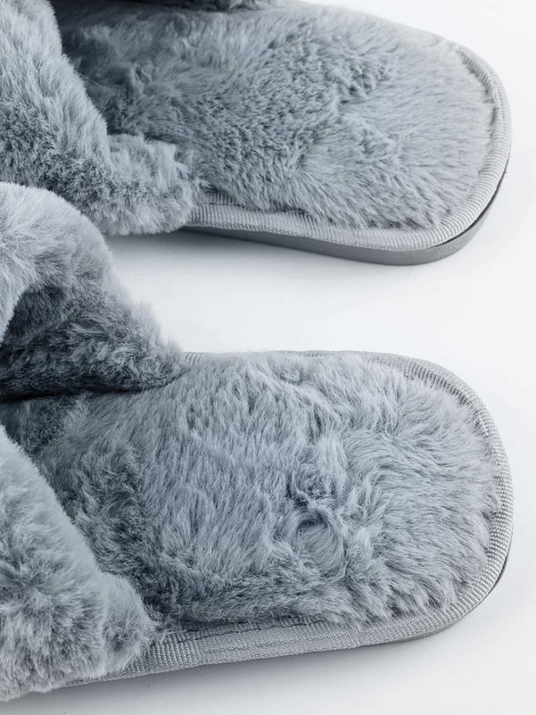 Solid cheap fluffy slippers