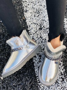 Shiny casual shoes with front chain and inner fur