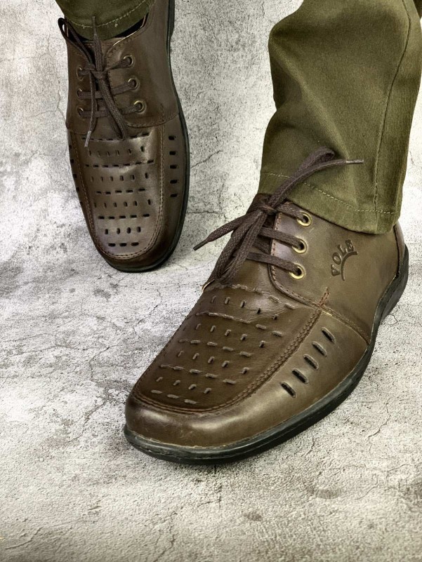 Oily men's shoes with black sole straps