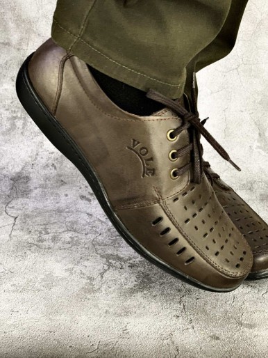 Oily men's shoes with black sole straps