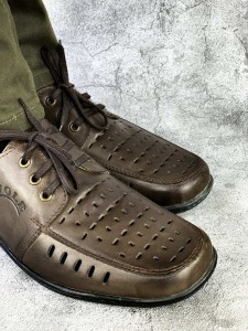 Oily men's shoes with black sole straps