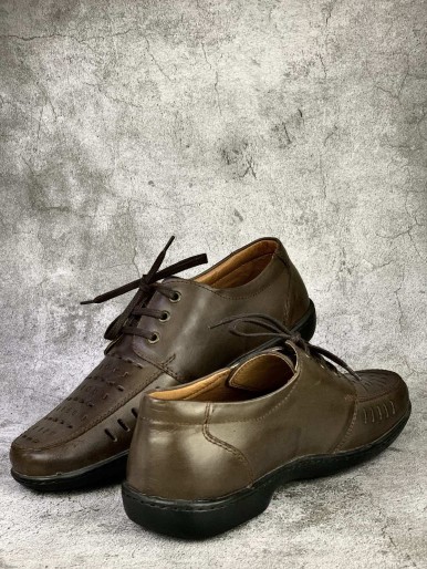 Oily men's shoes with black sole straps