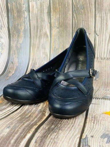 حذاء نسائي مريح أسود مع فتحات تزينية ولتنفس القدم كعب منخفض  طبي