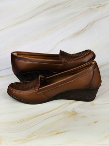 حذاء نسائي  مريح اسود مع شريطة تزينية خمري جلد مع كعب متوسط  طبي