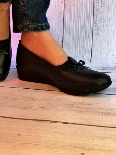 حذاء نسائي  مريح أسود مع شريطة تزينية كعب منخفض  طبي