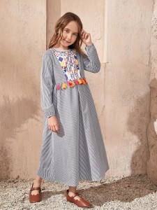SHEIN فستان سموك للفتيات مخطط بأشكال هندسية وزهرية ومزخرف بشرابة