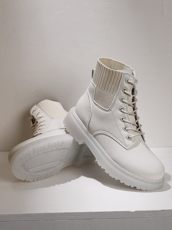 Boots cream color with laces