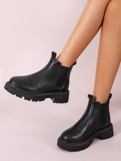 Women's boot with side rubber