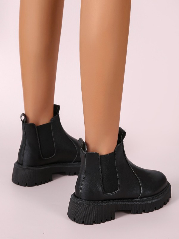 Women's boot with side rubber