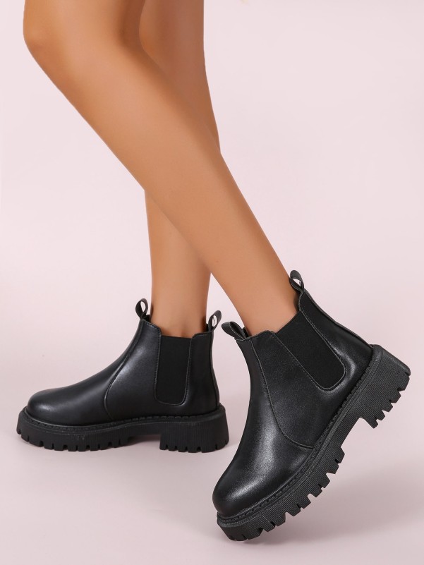 Women's boot with side rubber