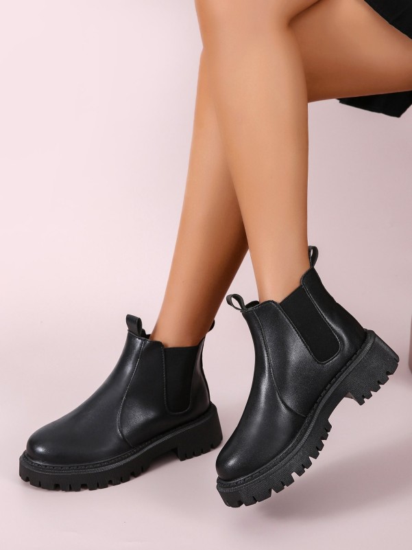 Women's boot with side rubber