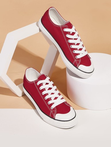 حذاء رياضي أحمر بنعل وأربطة بيضاء