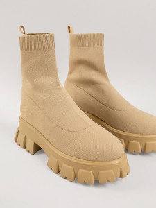 Women's medium boot with a wide sole and a knitted face