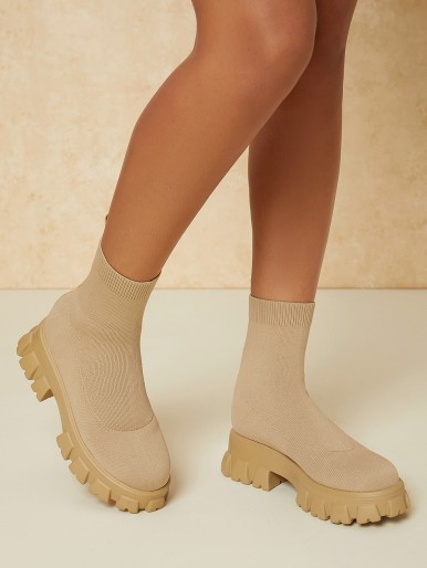 Women's medium boot with a wide sole and a knitted face