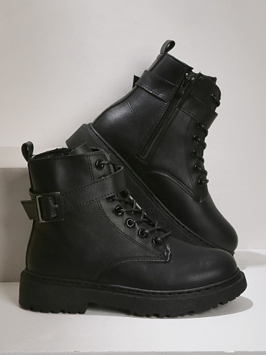 Black women's boots with a metal ring