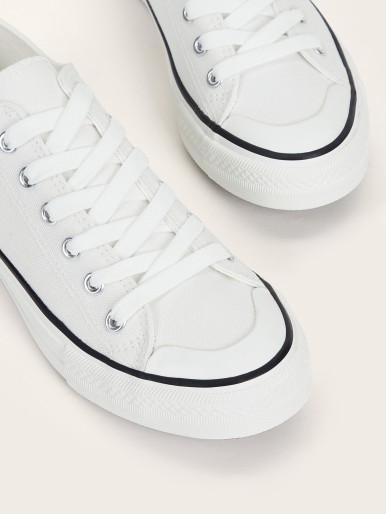 حذاء رياضي أبيض بنعل أبيض وأربطة