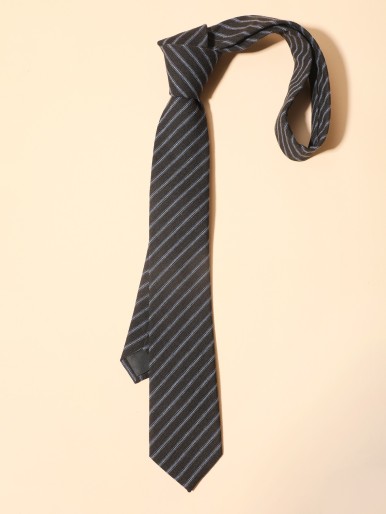 ربطة عنق مخططة للرجال
