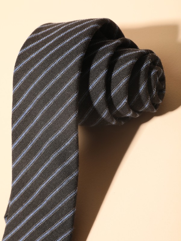 ربطة عنق مخططة للرجال