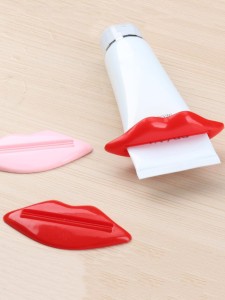 2pcs Lip Shaped Toothpaste Squeezer