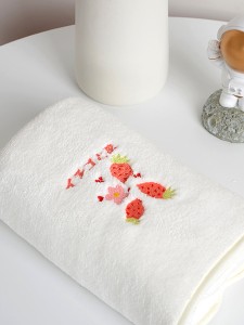 1pc Strawberry Embroidery Random Towel