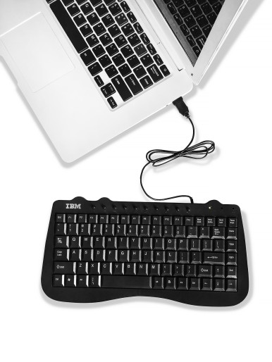 لوحة مفاتيح سلكية عادية