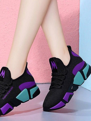 Sports shoes with colorful sole551