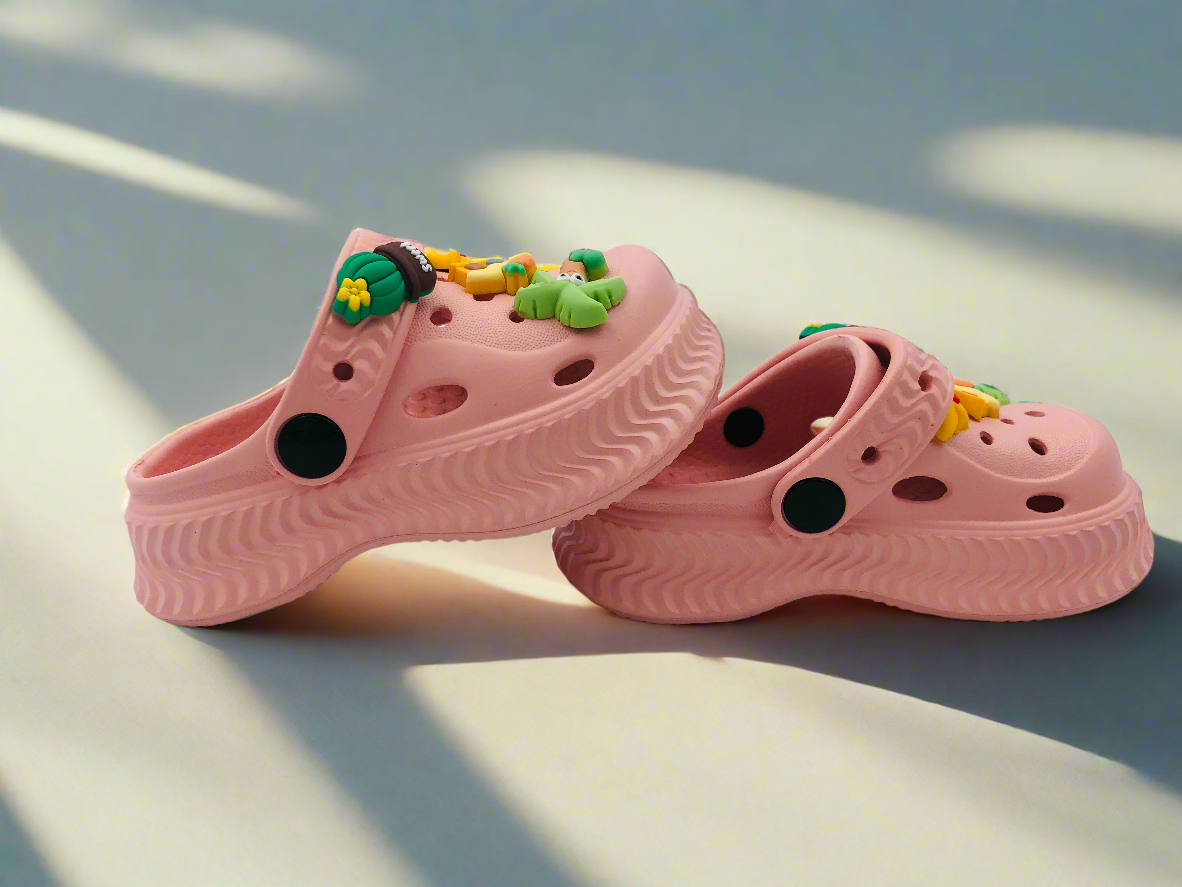 Pink Clogs with Fun Details – Beisat